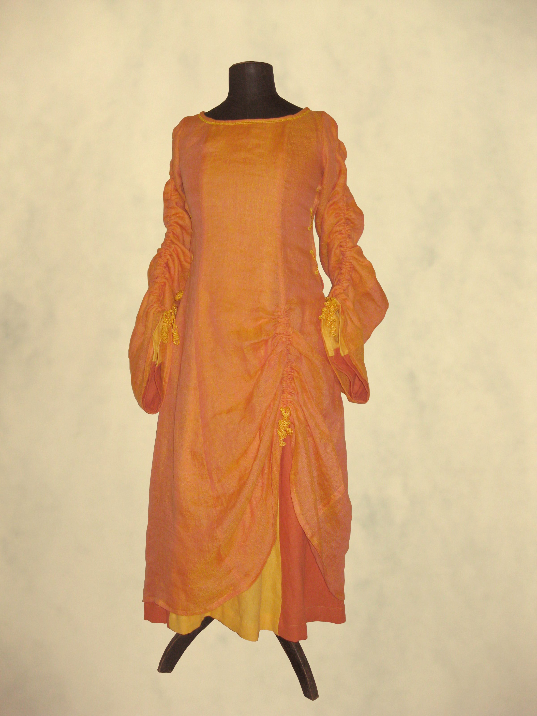 Bild: Zweilagiges Kleid einer Feuerpriesterin.