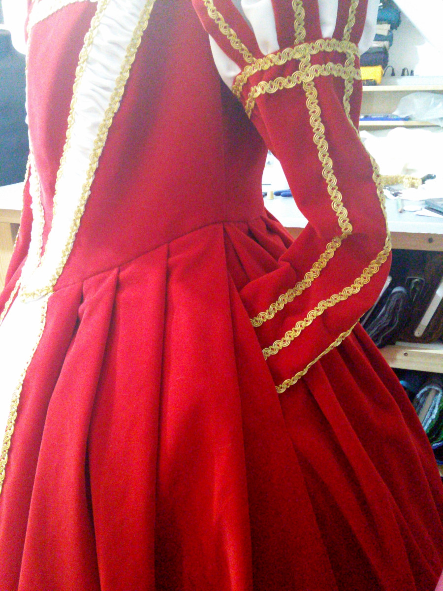 Bild: Seitlicher Blick auf die Taillennaht des Prinzessin-Kleides, ein Ärmel ist in die Tasche gesteckt.